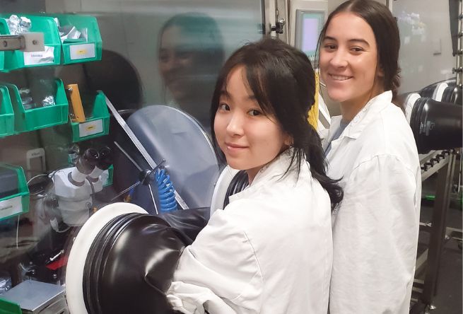 2 students working in a lab